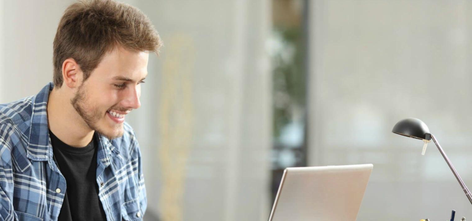 Experte analysiert technische SEO-Metriken während eines Webinars